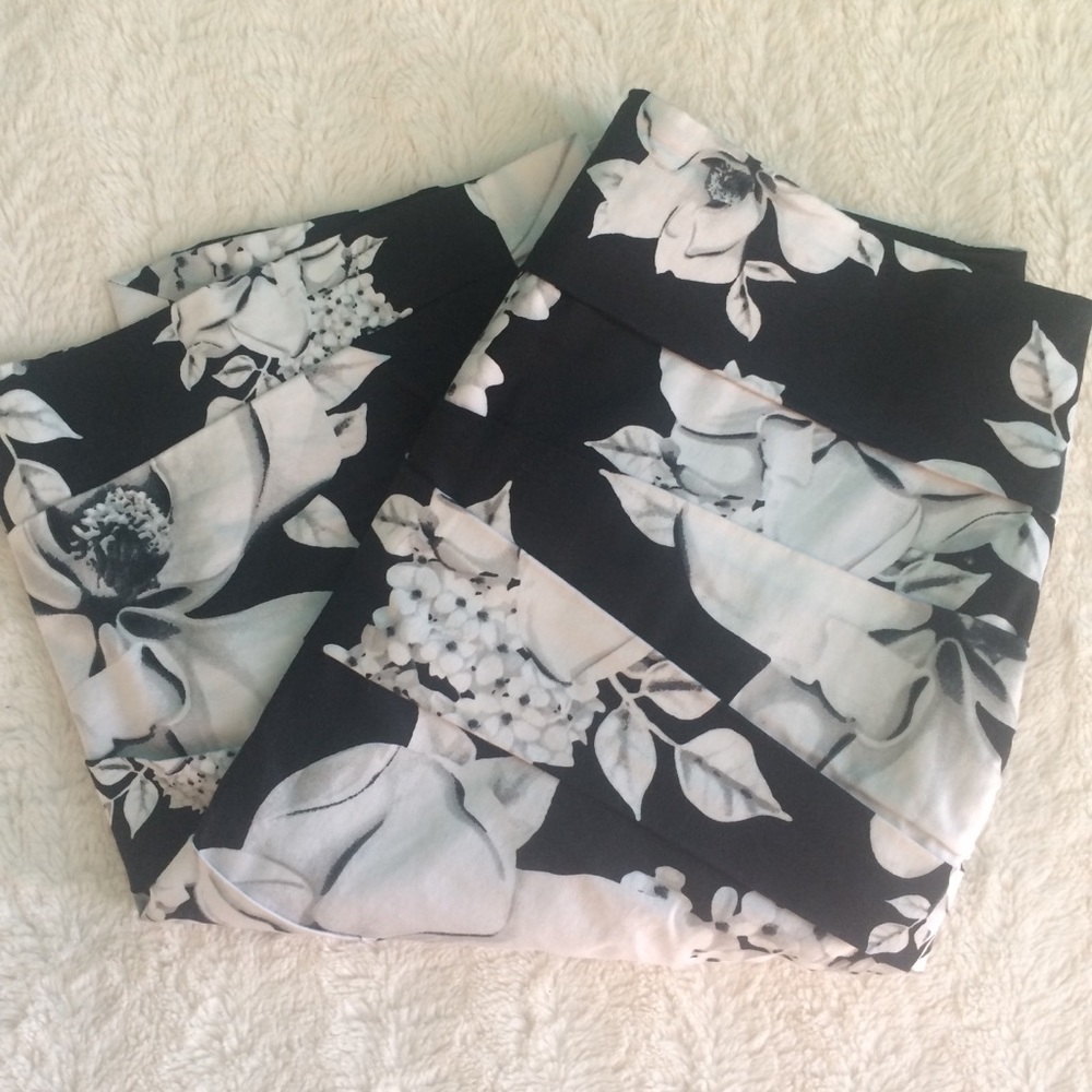 WHBM | black white floral ruffle tiered skirt work